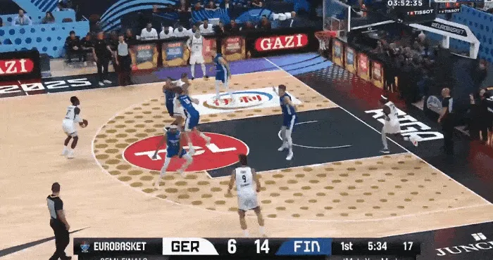 施罗德弧顶三分连拿5分,马尔卡宁强吃施罗德打成2+1回应